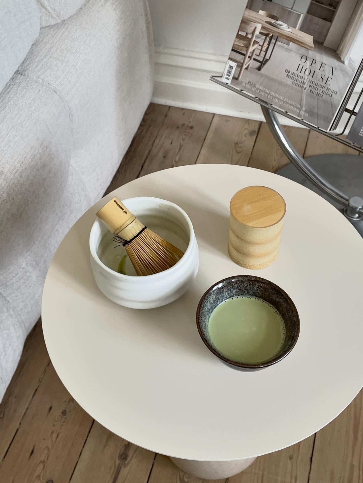 Matcha Te Sæt fra ZenTea, der er blevet brugt til at lave en kop Matcha Te.