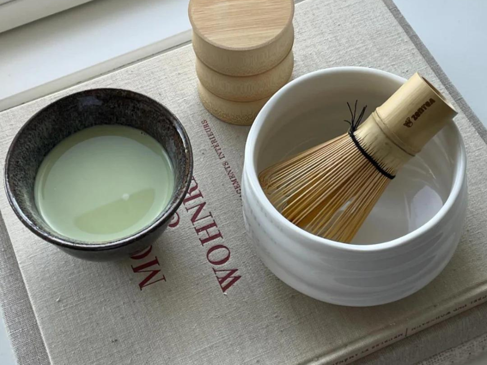 Matcha Te Sæt fra ZenTea, der ligger på en bog